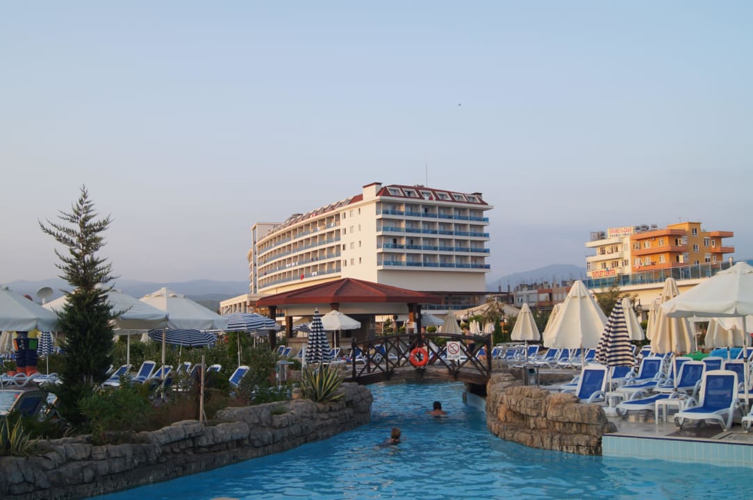 Blick aus dem Pool in Richtung Hotel Kahya Resort Aqua & Spa