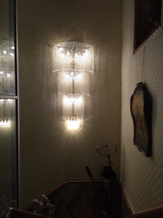 Schöne Kronleuchter im Korridor Hotel Torino