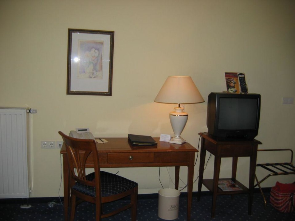 Schreibtisch und kleiner Fernseher Victor's Residenz Hotel Leipzig