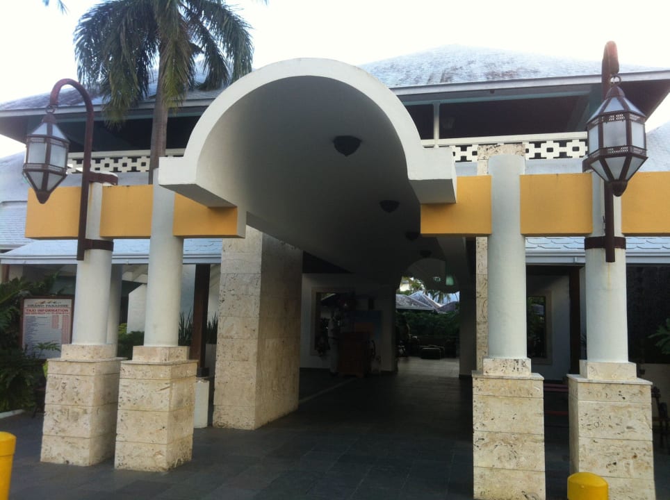 Außeneingang Grand Paradise Playa Dorada