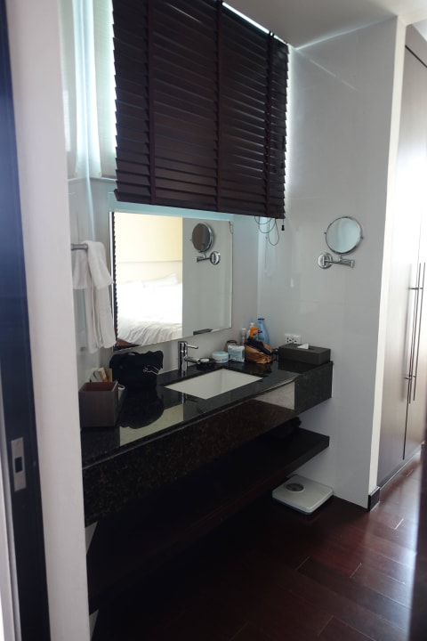 Waschplatz zwischen Wohnzimmer und SZ Chatrium Hotel Riverside Bangkok