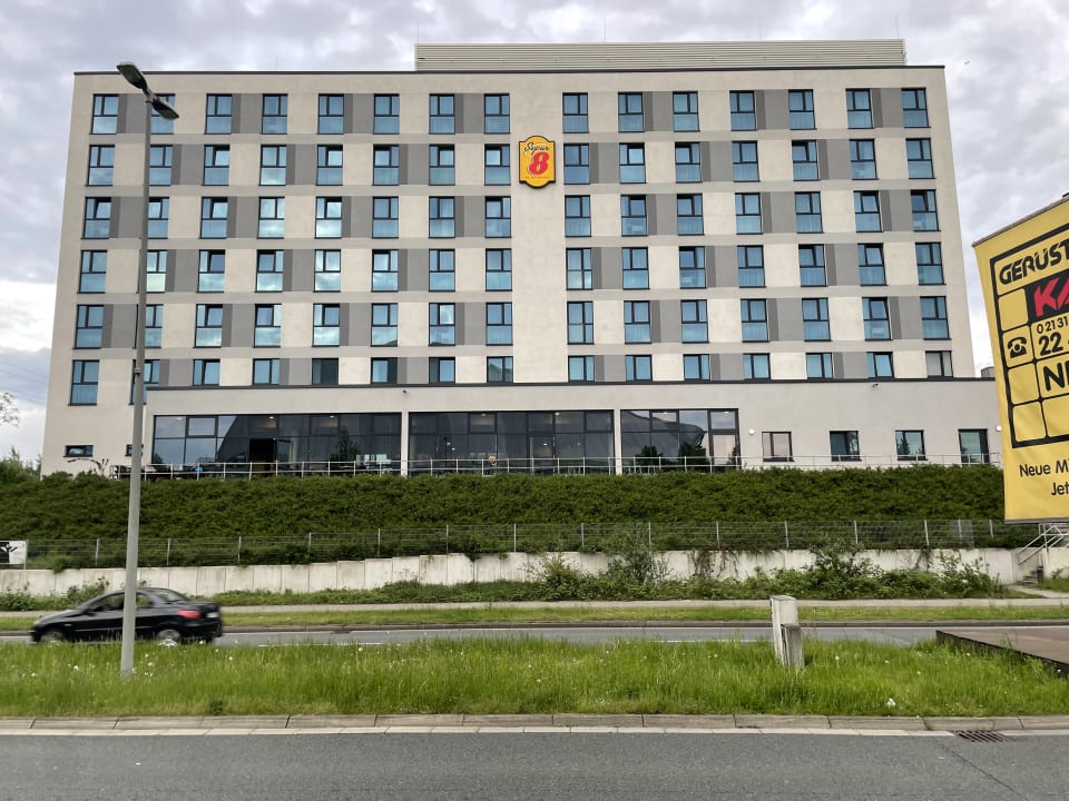 Außenansicht Super 8 by Wyndham Oberhausen am Centro