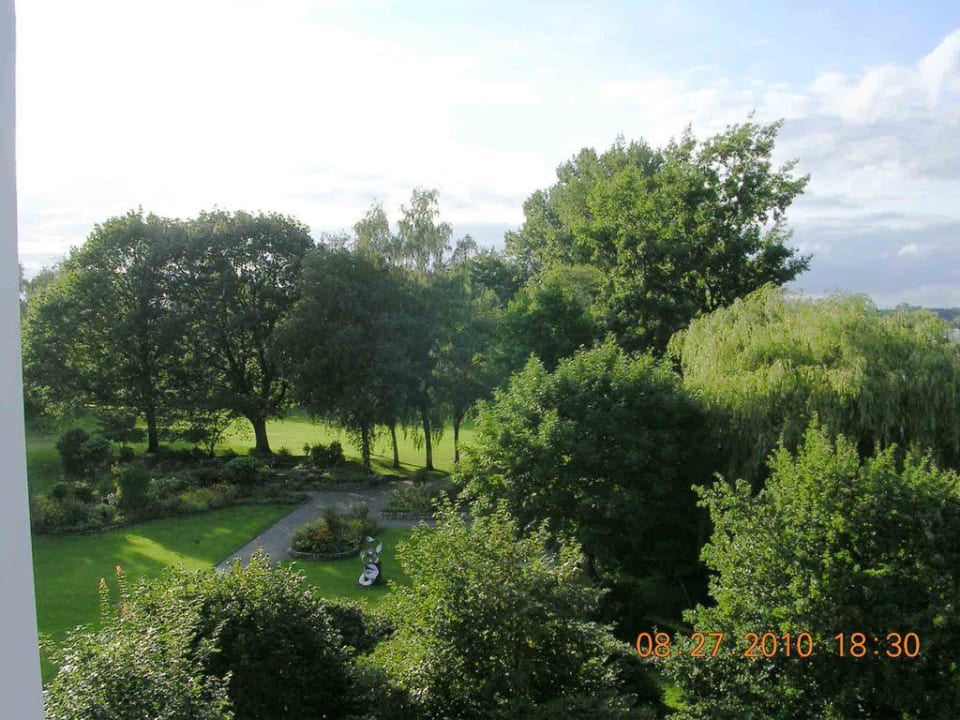 Blick vom Zimmer auf den Park Seehotel Fährhaus