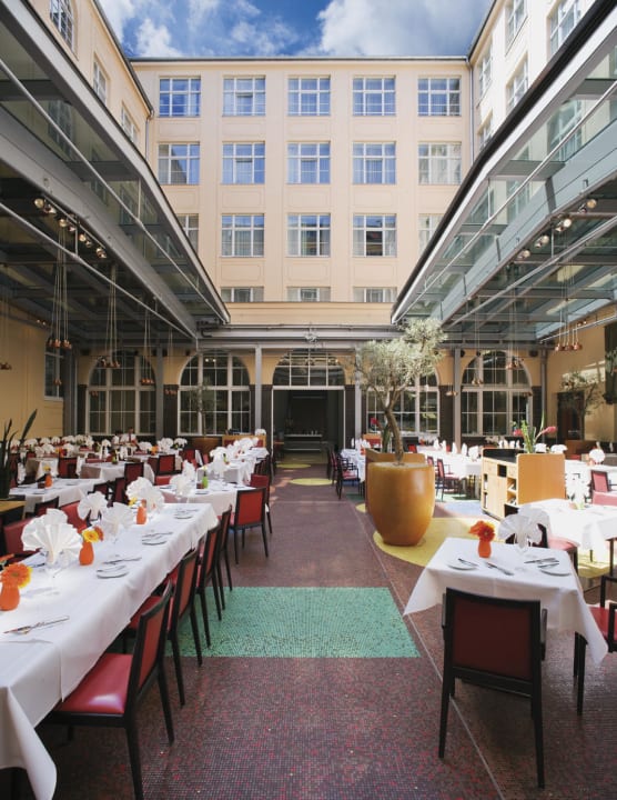 Restaurant Hof zwei mit geöffnetem Glasdach Mövenpick Hotel Berlin