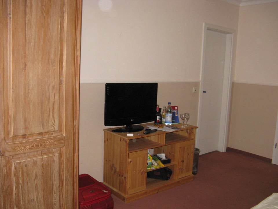 Schreibtisch mit Fernseher und Minibar Erzgebirgshotel Freiberger Höhe