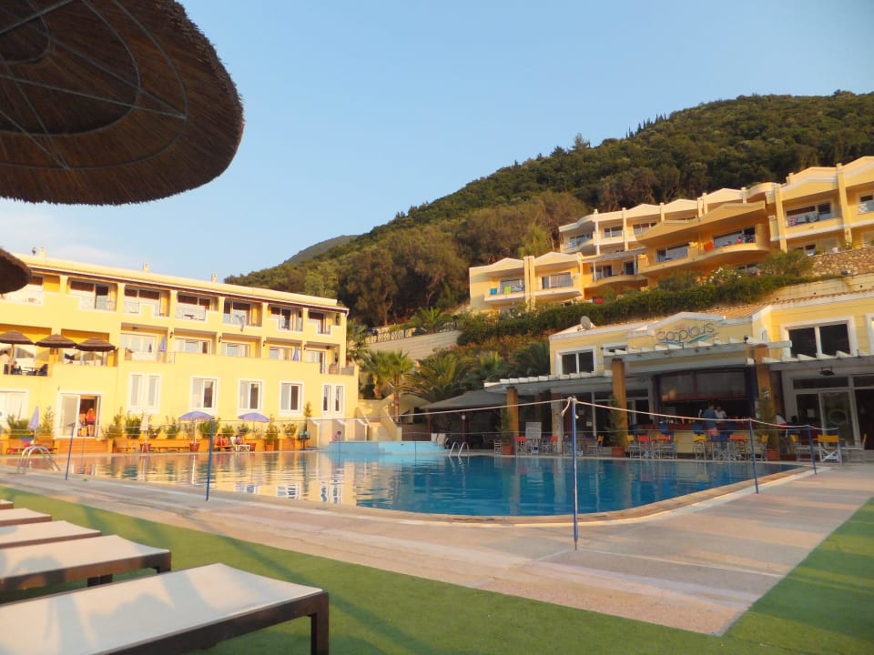 Pool mit Poolbar Ithea Suites Hotel