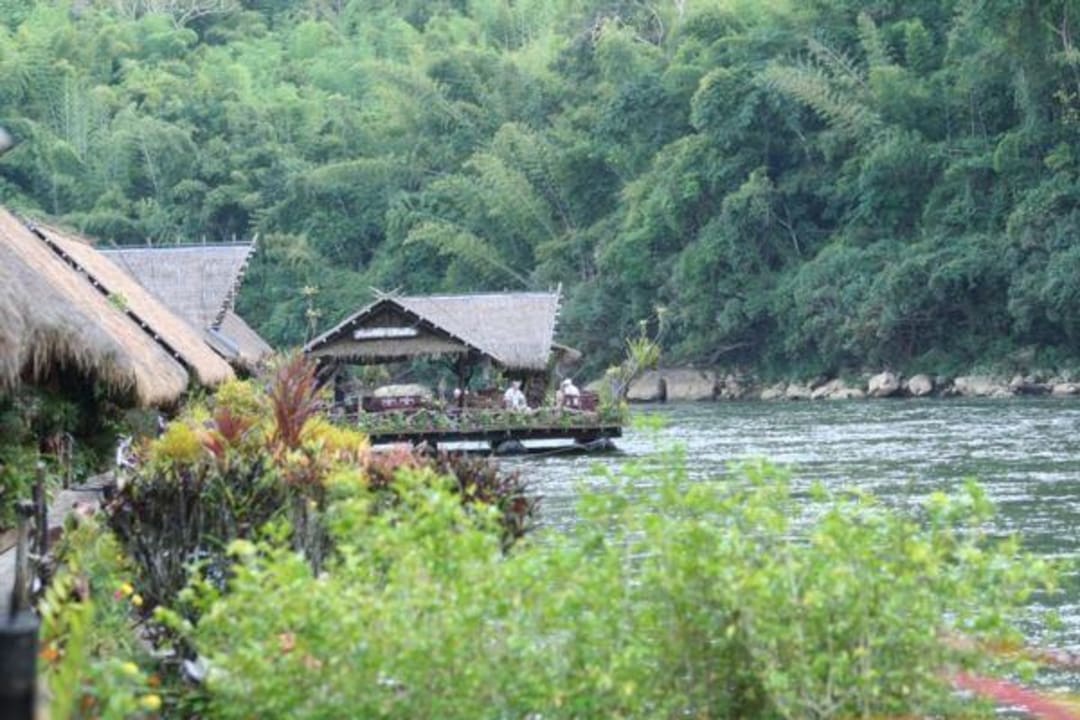Blick vom Zimmer auf die Bar River Kwai Jungle Rafts