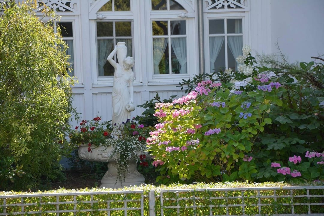 Idylle vor dem Haus Ferienwohnungen Villa Eden