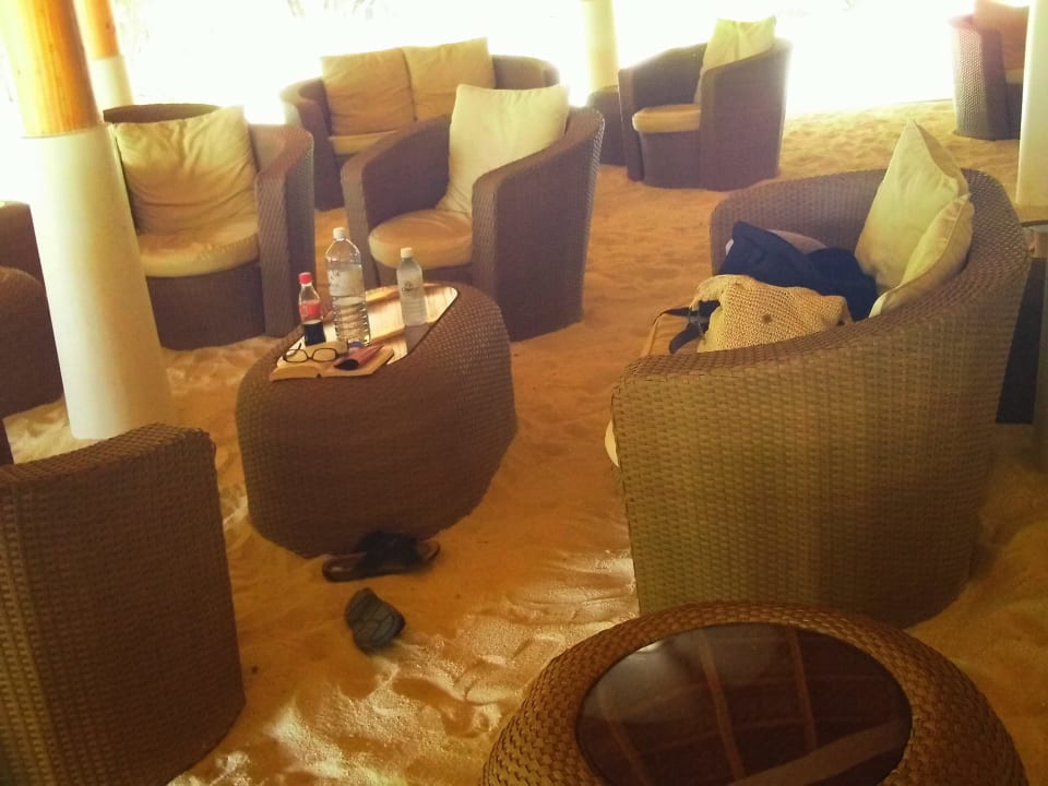 Sitzgelegenheiten im Eco-Center Kuramathi Maldives