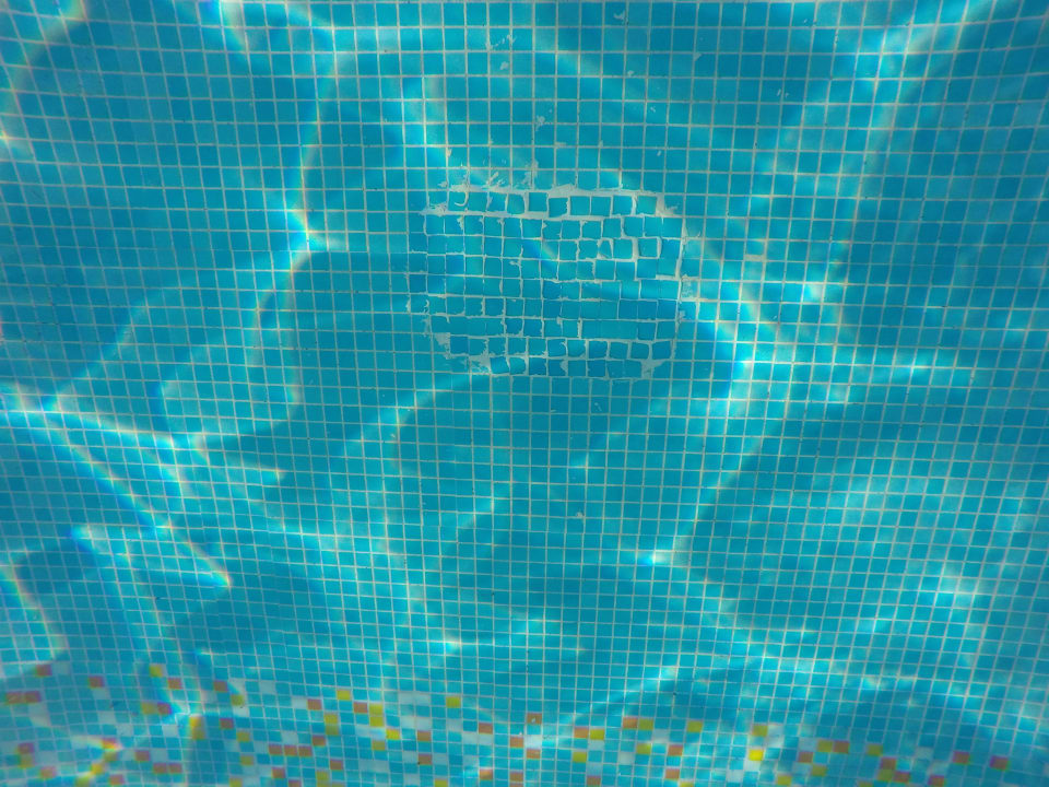 Dreckiger Pool und kaputte Fliesen Rixos Premium Belek