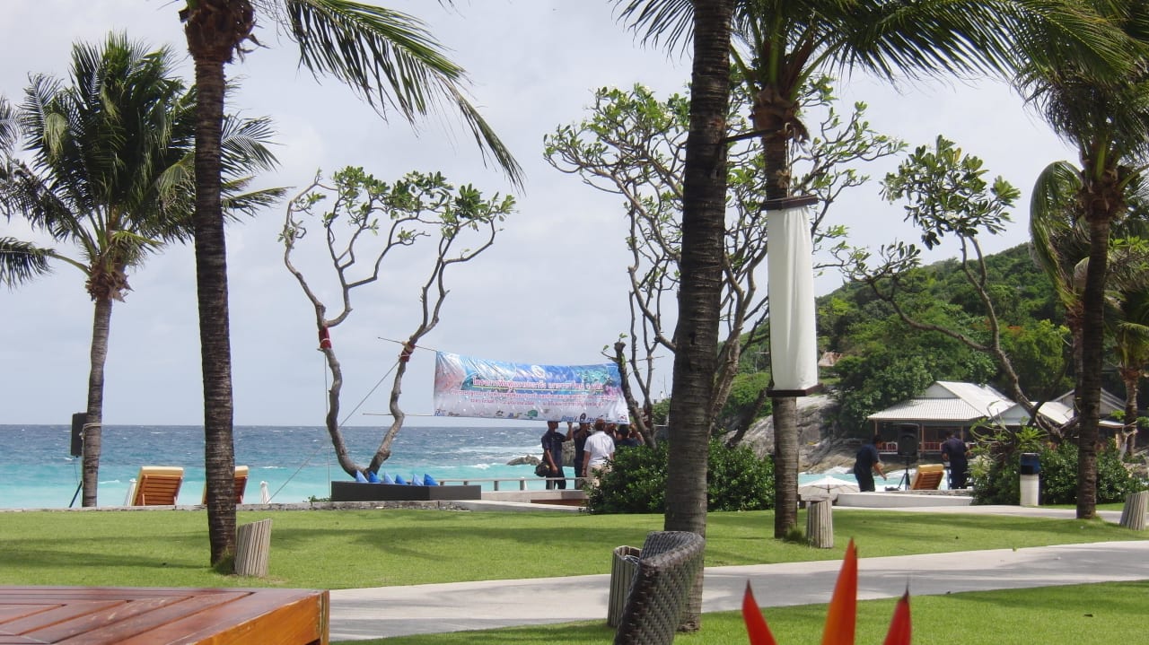 Vom Frühstück aus Richtung Strand Hotel The Racha