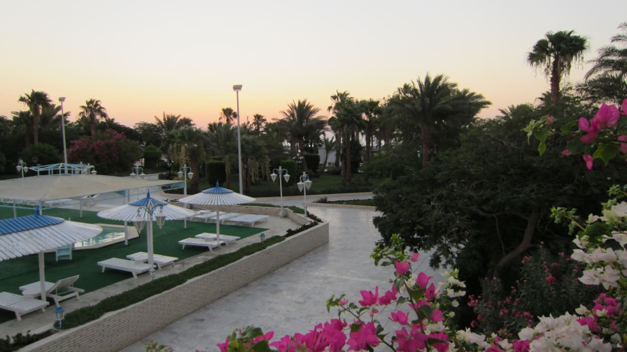 Durch die Anlage sieht man das Meer The Grand Hotel Hurghada