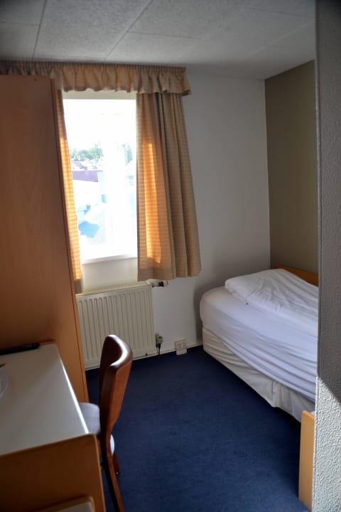 Kleines Zimmer, schmales Bett Hotel KEA Nordurland