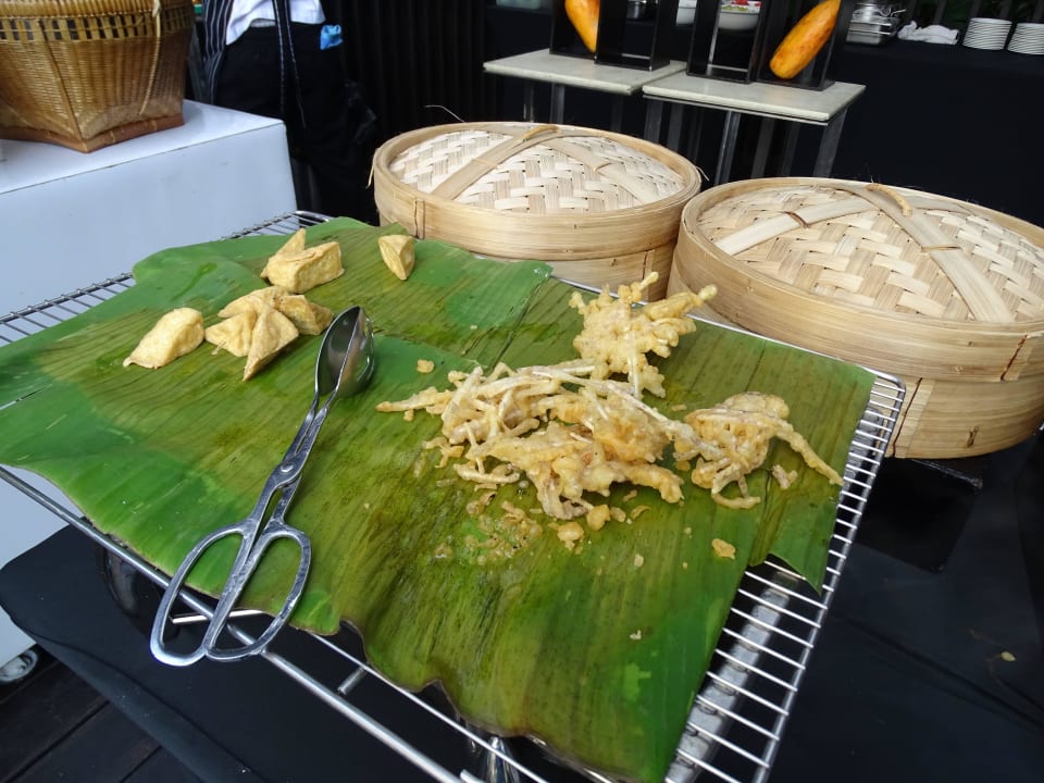 Frittiertes beim Frühstücksbuffet JC Kevin Sathorn Bangkok Hotel