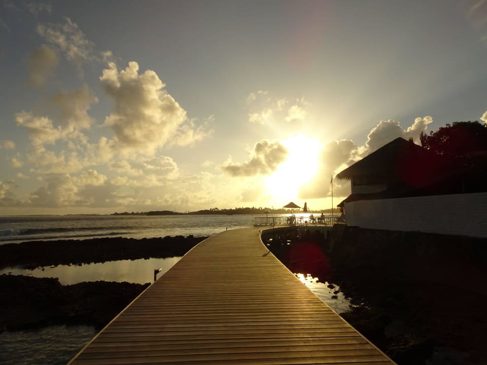 Steg zu den anderen Zimmern Cinnamon Dhonveli Maldives