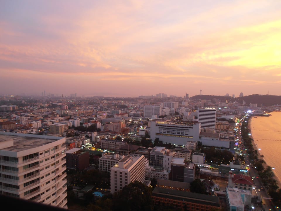 Ausblick links vom Balkon am Abend Hilton Pattaya