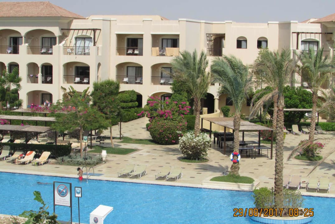 Błękit  basenu JAZ Aquamarine Resort