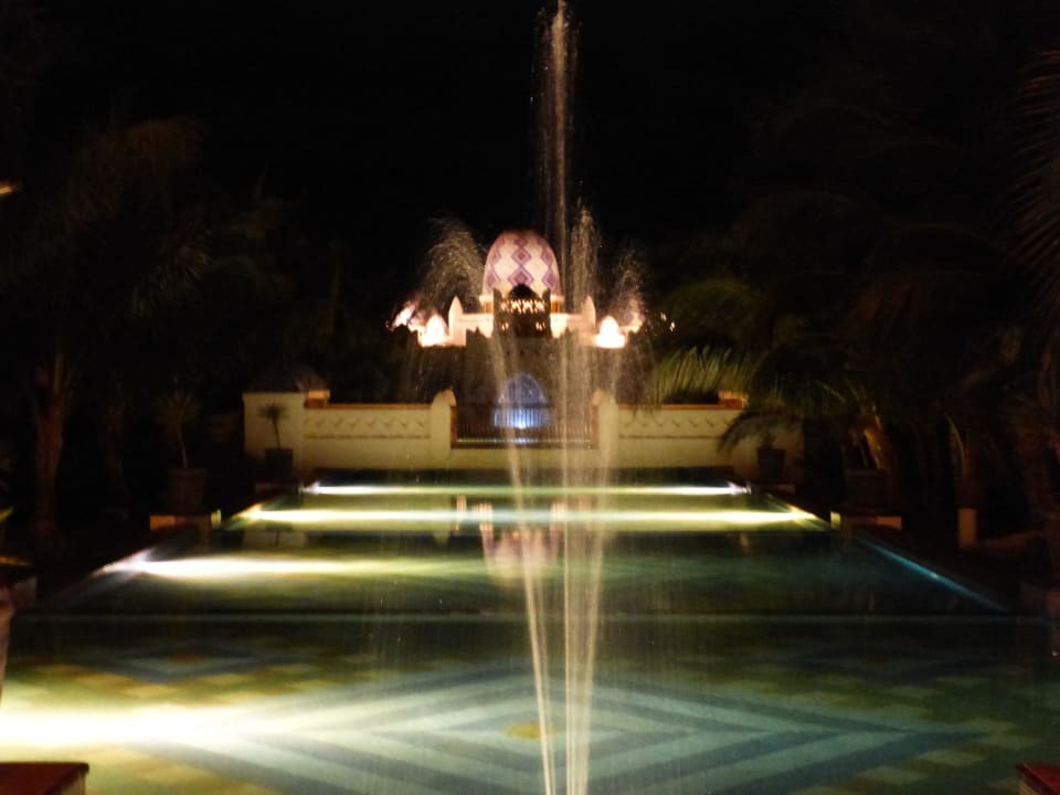 Schöne beleuchtete Anlage Hotel Riu Karamboa