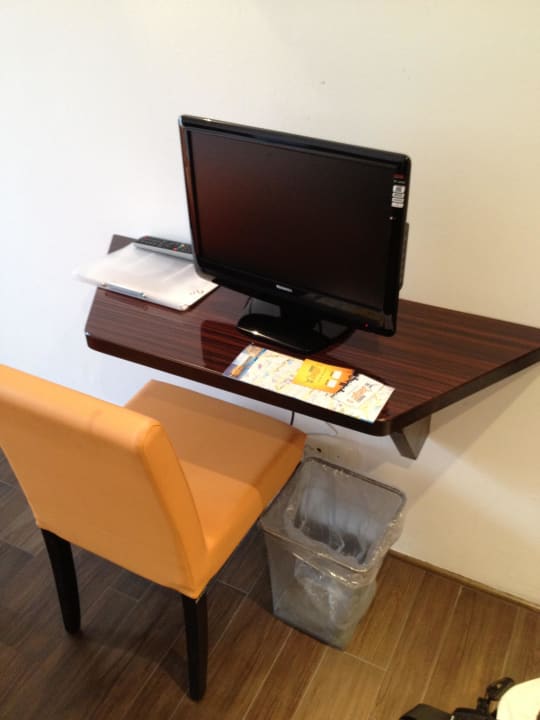 TV und Tisch Hotel Jaeger's Munich