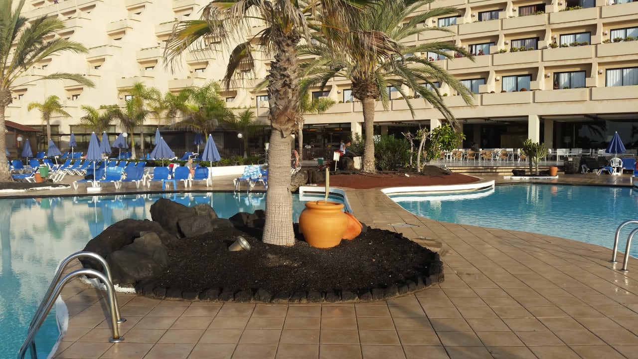 Brücke zwischen den Pools Hotel Grand Teguise Playa