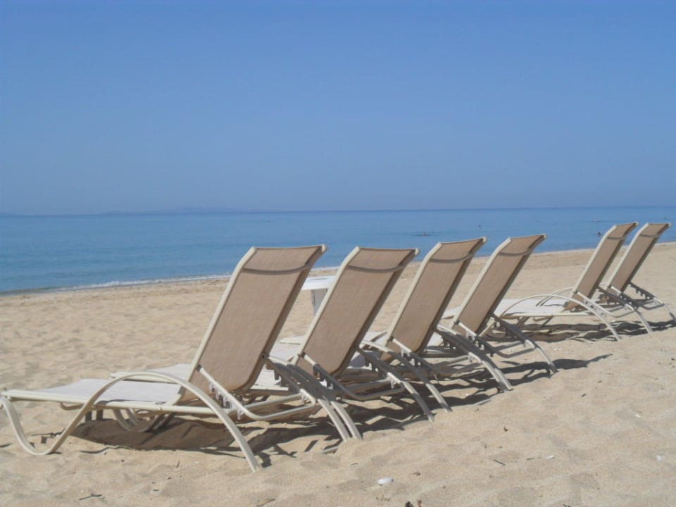 Kostenlose Liegen am Traumstrand Hotel V - Del Mar