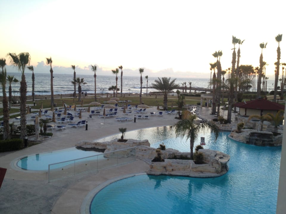 Widok na basen Leonardo Cypria Bay - Family Resort