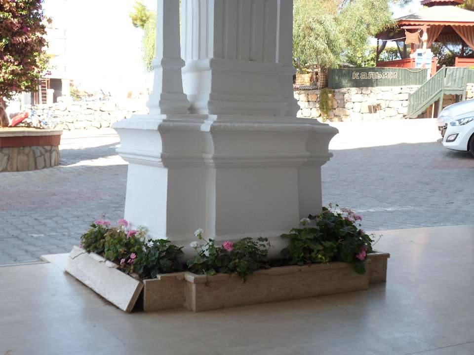 Wejscie do hotelu Larina Resort Spa & Hotel