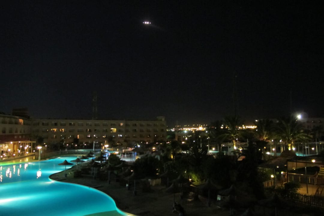Ausblick vom Balkon am Abend mit Tiefflieger Titanic Resort & Aqua Park