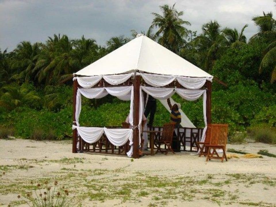 Przygotowania do romantycznej kolacji na plaży Villa Park Sun Island