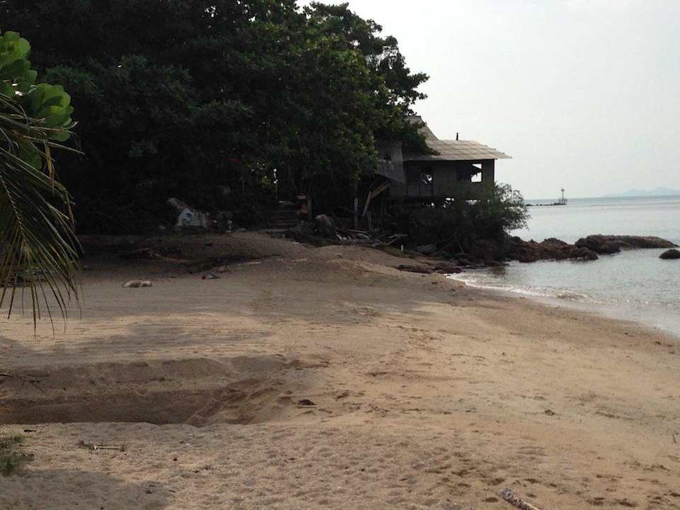 Strand mit tiefen Löchern BURI BEACH Resort