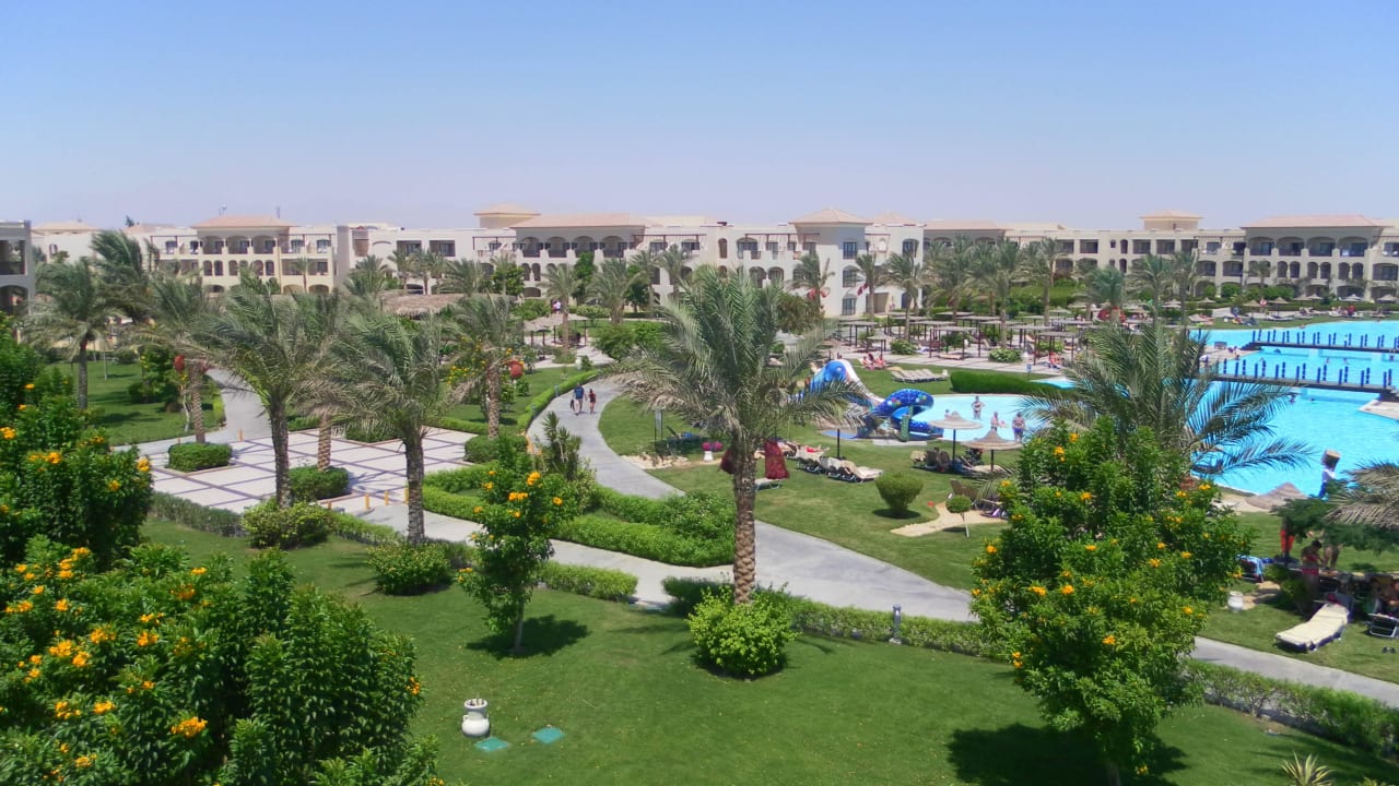 Ausblick zum Garten und Pool JAZ Aquamarine Resort