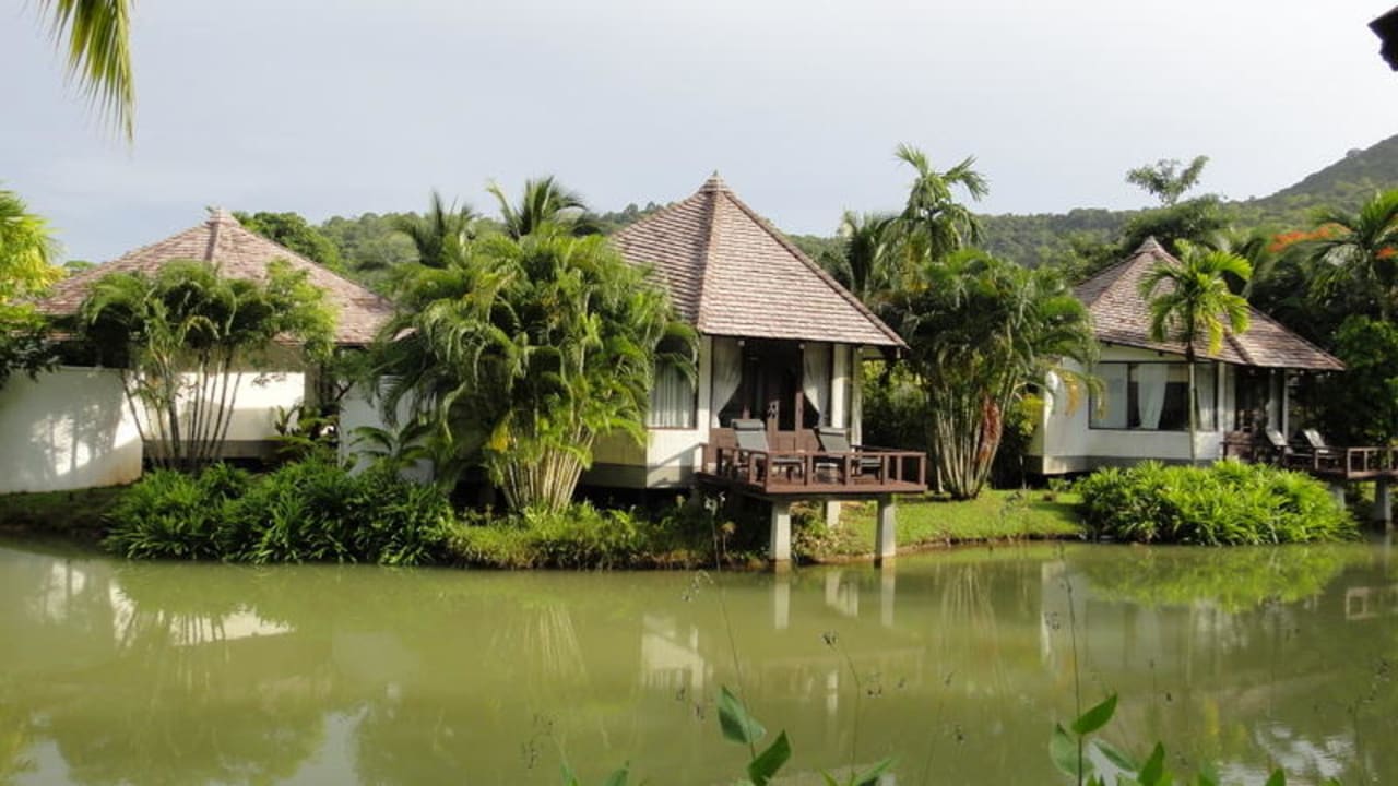 Коттеджи на берегу лагуны Peace Laguna Resort and Spa