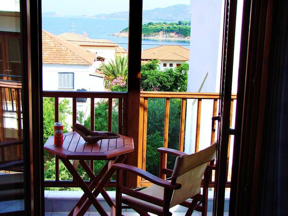 Blick auf den Balkon und das Meer. Zefyros Hotel