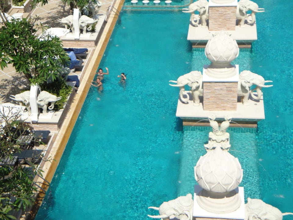 Unterer Pool mit Poolbar Hotel Grand Pacific Sovereign Resort & Spa