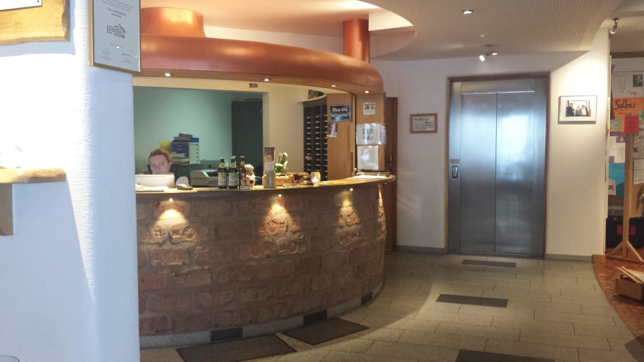 Rezeption und Aufzug 1. Bier & Wohlfühlhotel Gut Riedelsbach