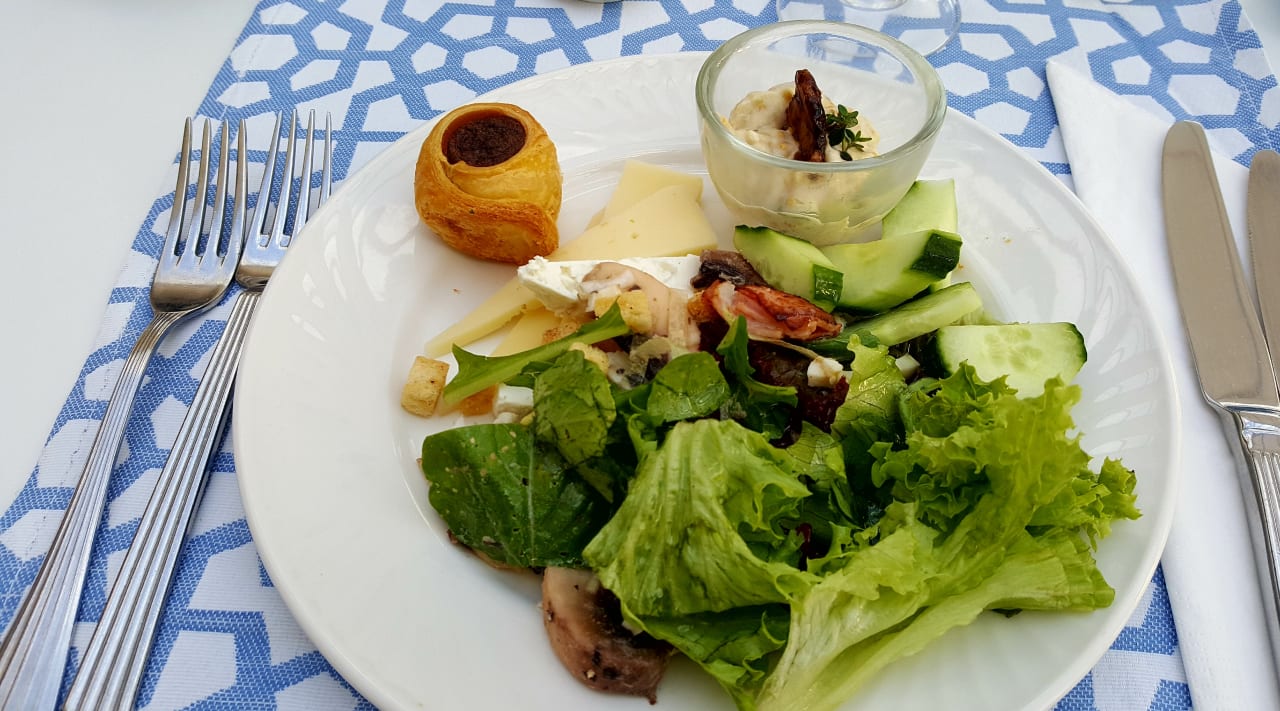 Hauptrestaurant am Abend Mythos Palace Resort & Spa