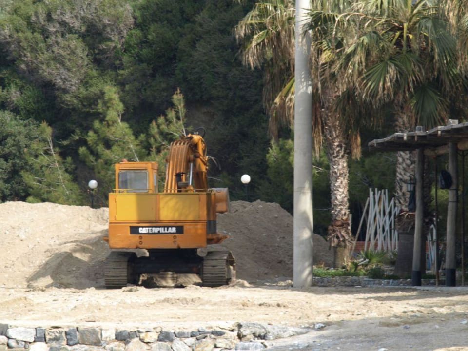 Bagger am Strand Hotel Pine Bay Holiday Resort