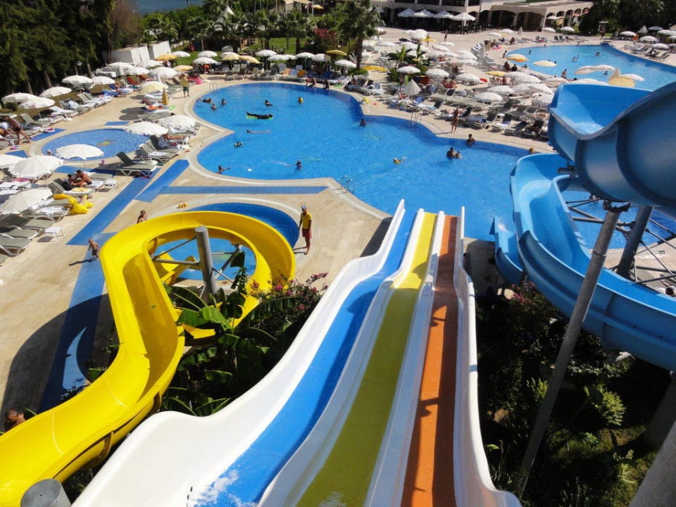 Pool vom Rutschenturm aus Marvida Family Eco