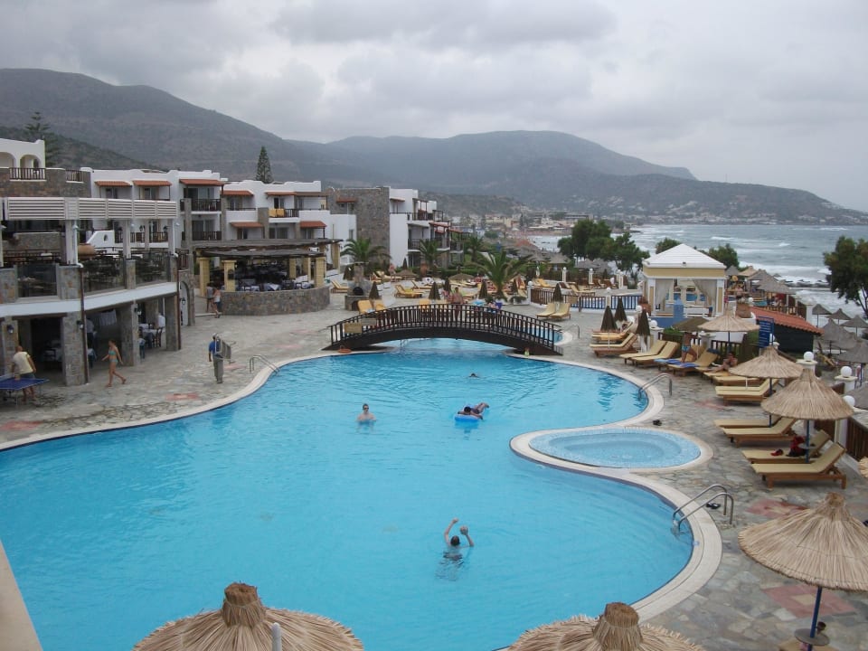 Teil der Poolanlage Alexander Beach Hotel & Village Resort