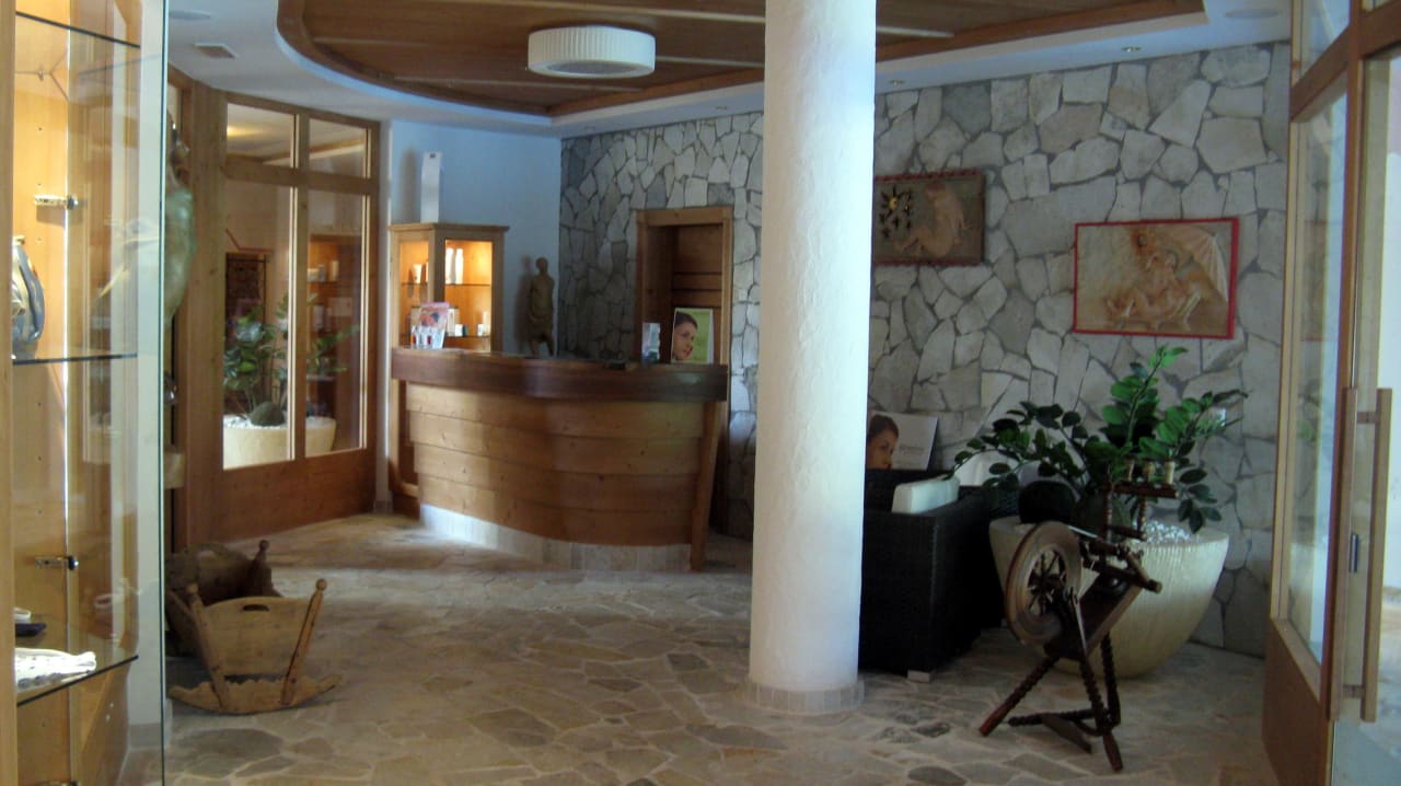 Eingang zum Wellnessbereich Hotel Chalet Tianes