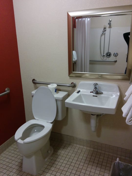 Wc Hotel Red Roof Utica