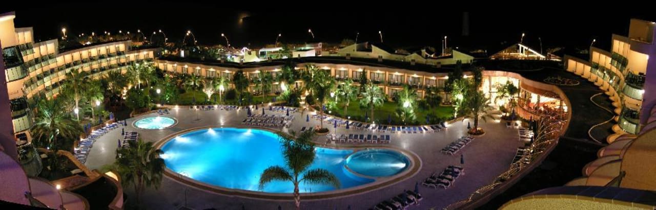 Der Poolbereich nachts! MUR Hotel Faro Jandia & Spa Fuerteventura