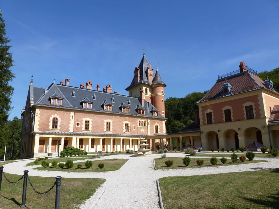 The castle hotel Kastélyhotel Sasvár Resort