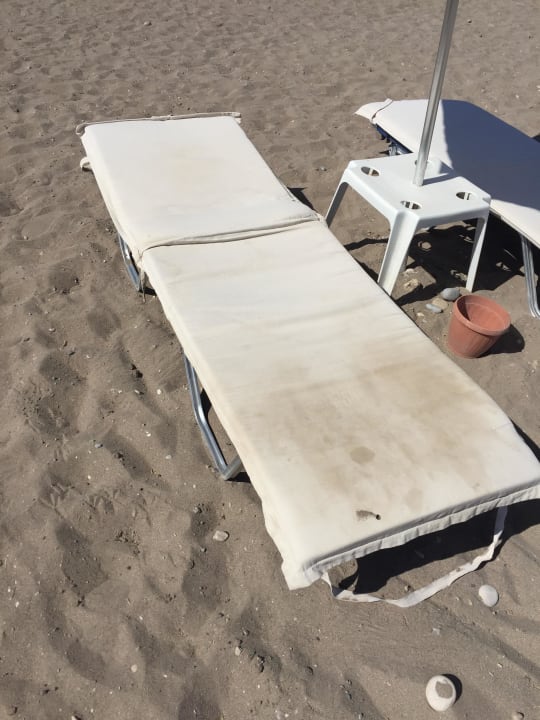 Verschmutzte Strandliegen SENTIDO Port Royal Villas & Spa