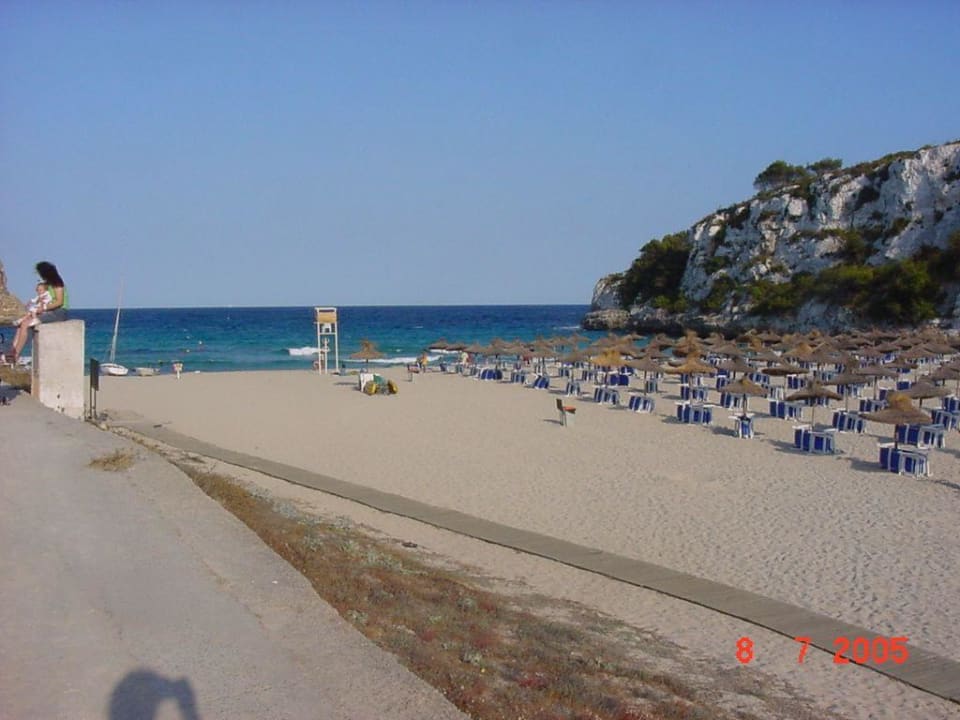 Blick über den Strandbereich zum Wasser Flipflop Cala Romantica