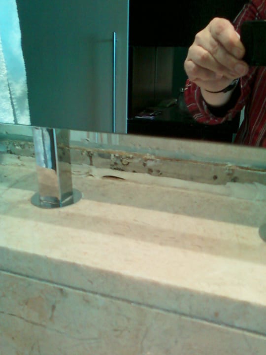 Beläge hinter dem Waschbecken/Spiegel Park Inn by Radisson Berlin Alexanderplatz