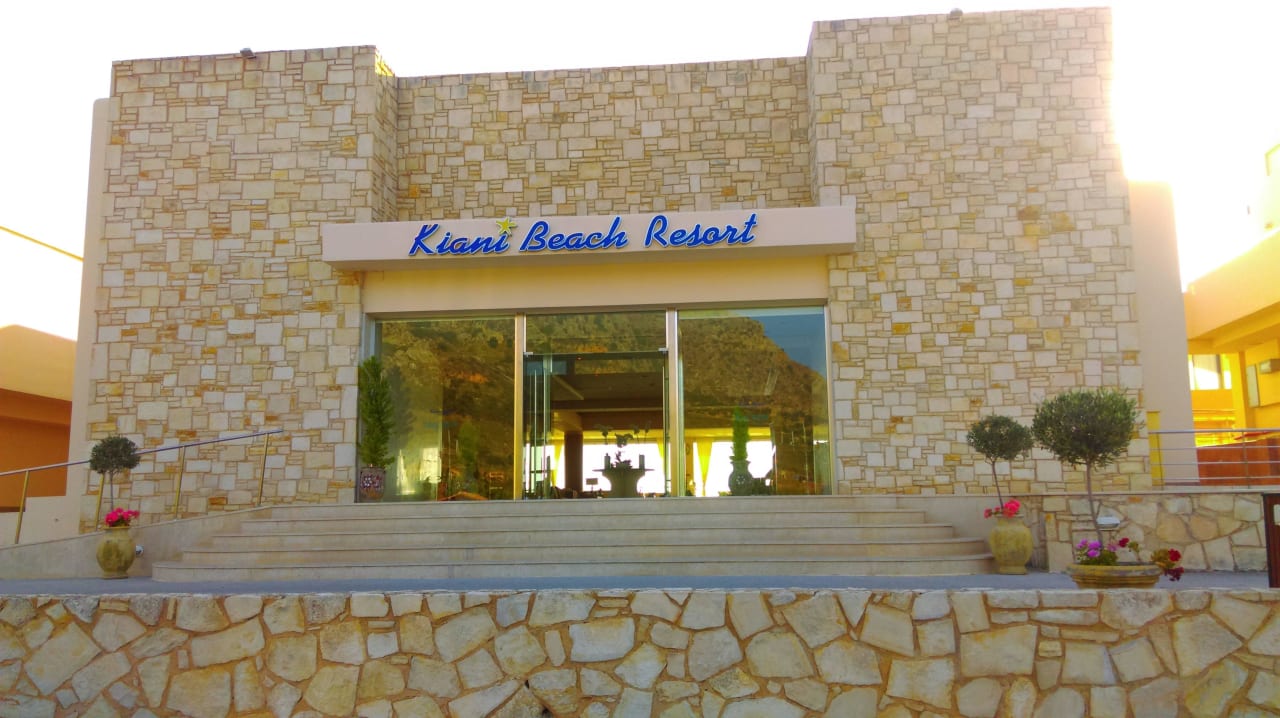 Hoteleingang Kiani Beach Resort Family All Inclusive