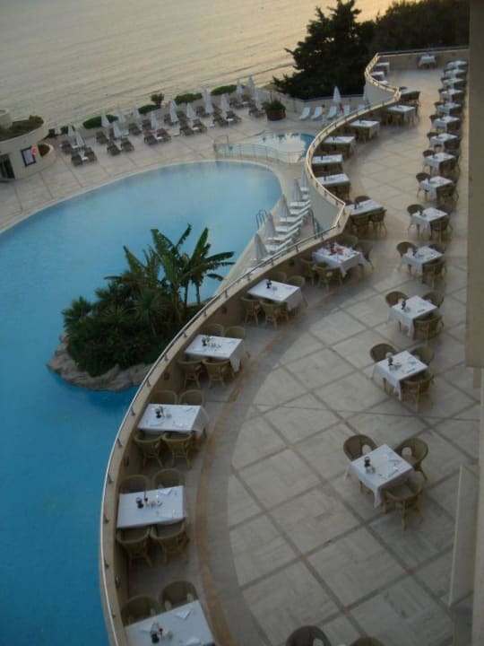 Blick auf die Terrasse des Restaurants Melas Resort Hotel