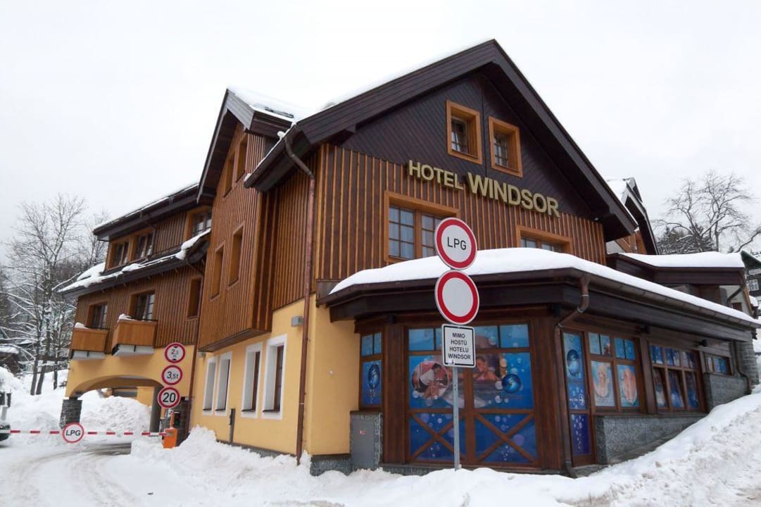 Nebengebäude mit Zufahrt Tiefgarage Wellness Hotel Windsor