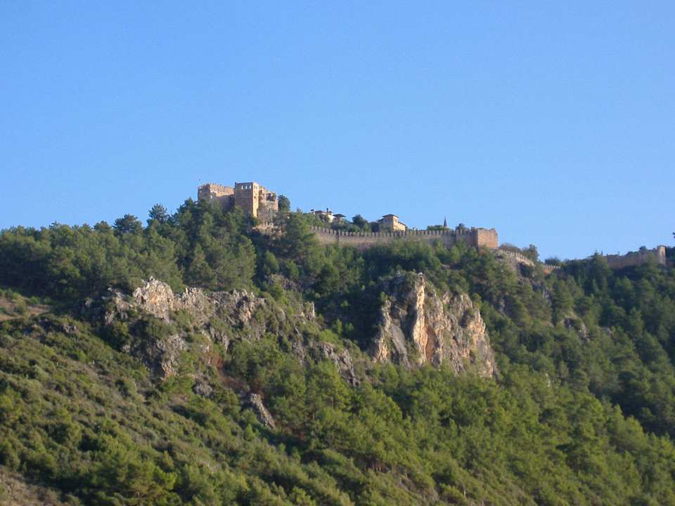 Blick zur Burg Hotel Kleopatra Develi